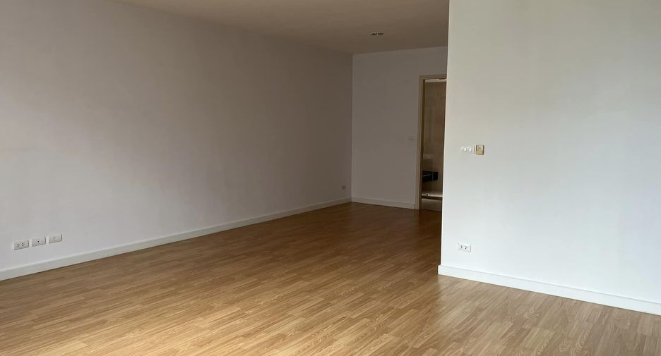 For rent 4 bedrooms townhouse in Yan Nawa, Bangkok