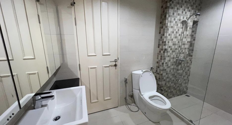 For rent 4 bedrooms townhouse in Yan Nawa, Bangkok