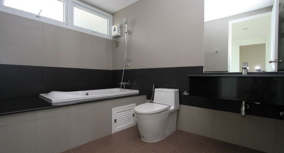 For sale 3 bedrooms townhouse in Wang Thonglang, Bangkok