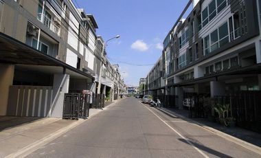 For sale 3 bedrooms townhouse in Wang Thonglang, Bangkok