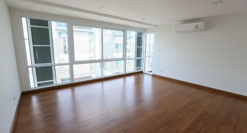 For sale 3 bedrooms townhouse in Wang Thonglang, Bangkok