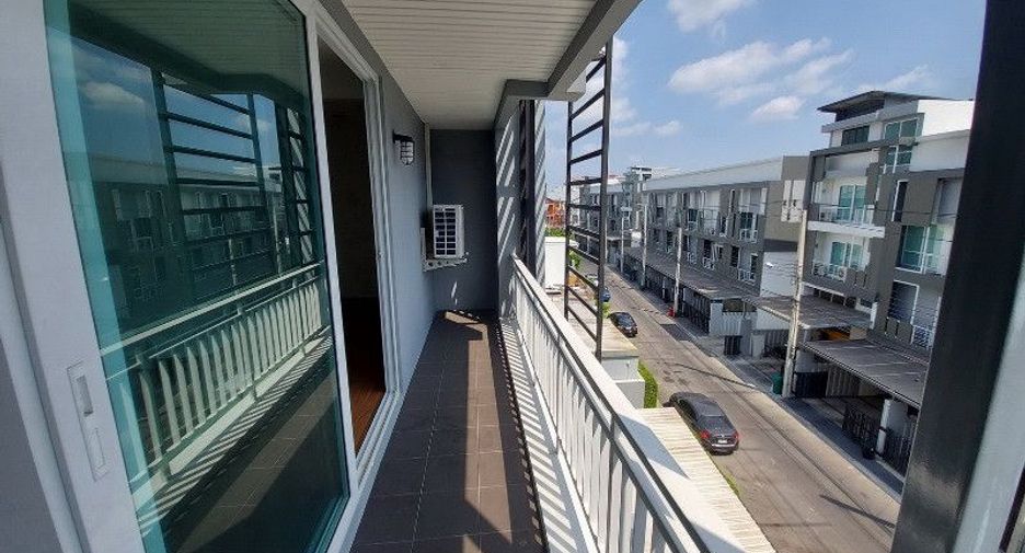 For sale 3 bedrooms townhouse in Wang Thonglang, Bangkok