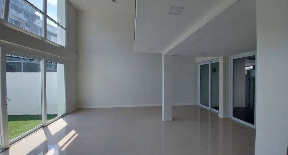 For sale 3 bedrooms townhouse in Wang Thonglang, Bangkok