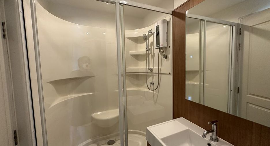 For rent 2 bedrooms condo in Khlong San, Bangkok