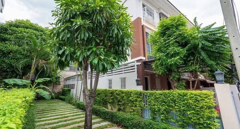 Casa adosada en alquiler de 3 habitaciones en Phra Khanong, Bangkok