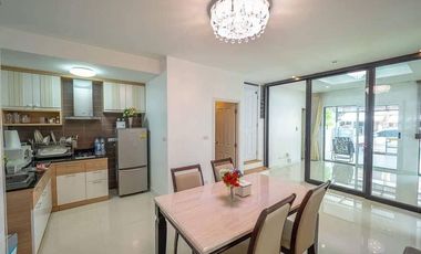 For rent 3 bedrooms townhouse in Phra Khanong, Bangkok