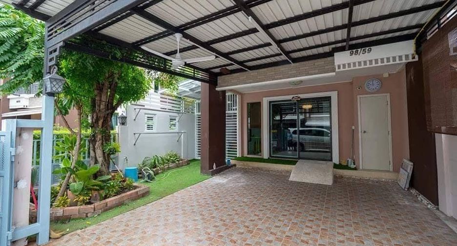 Casa adosada en alquiler de 3 habitaciones en Phra Khanong, Bangkok