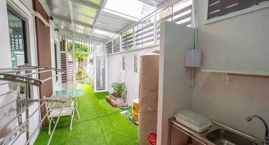 Casa adosada en alquiler de 3 habitaciones en Phra Khanong, Bangkok