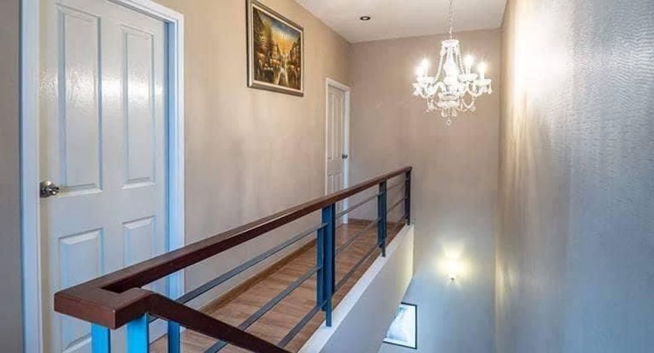 Casa adosada en alquiler de 3 habitaciones en Phra Khanong, Bangkok