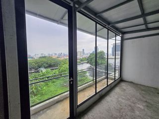 For sale 4 bedrooms retail Space in Watthana, Bangkok