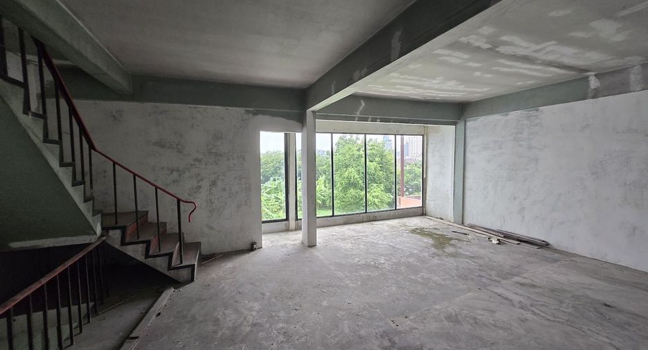 For sale 4 bedrooms retail Space in Watthana, Bangkok