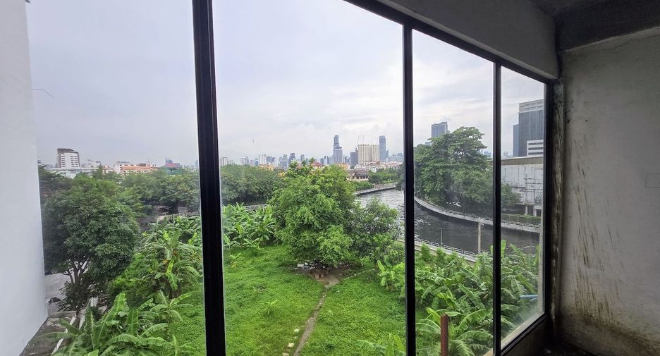 For sale 4 bedrooms retail Space in Watthana, Bangkok