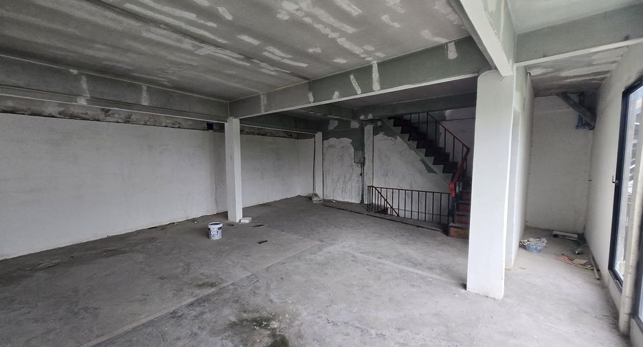 For sale 4 bedrooms retail Space in Watthana, Bangkok