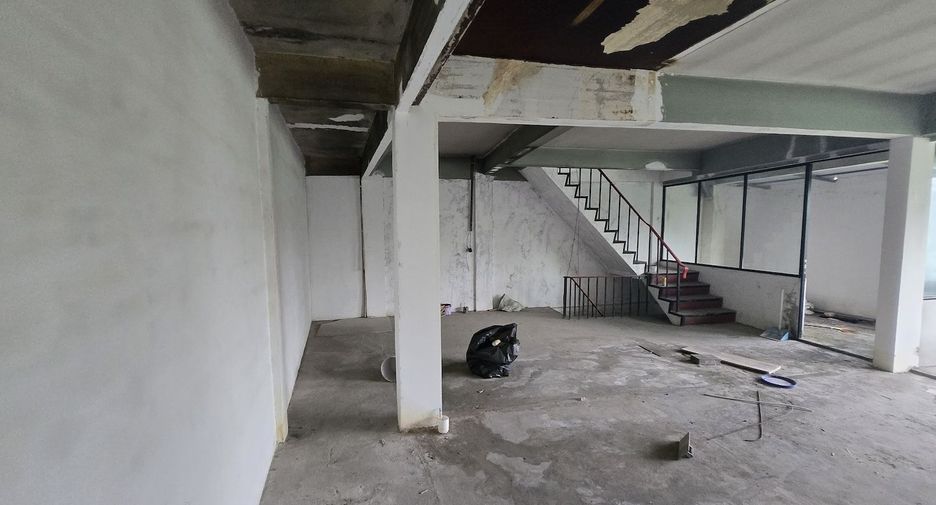 For sale 4 bedrooms retail Space in Watthana, Bangkok