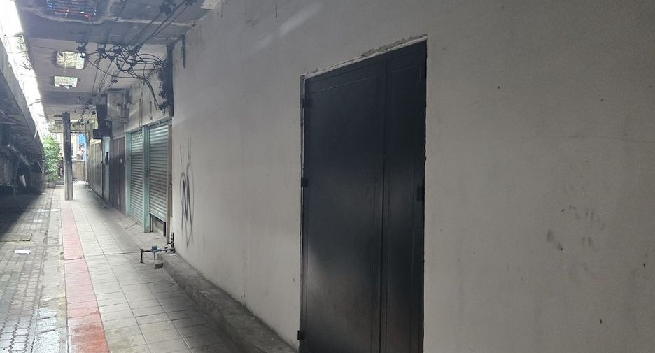 For sale 4 bedrooms retail Space in Watthana, Bangkok