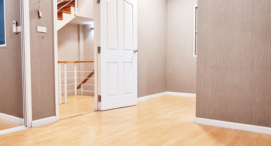 For sale 4 bedrooms townhouse in Prawet, Bangkok