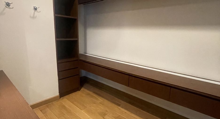 For sale 4 bedrooms condo in Khlong Toei, Bangkok