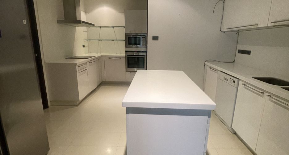 For sale 4 bedrooms condo in Khlong Toei, Bangkok