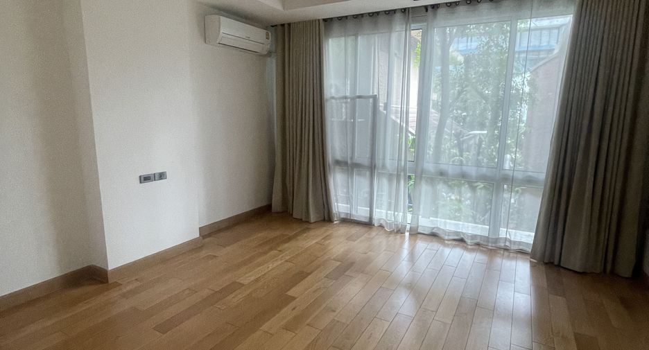 For sale 4 bedrooms condo in Khlong Toei, Bangkok