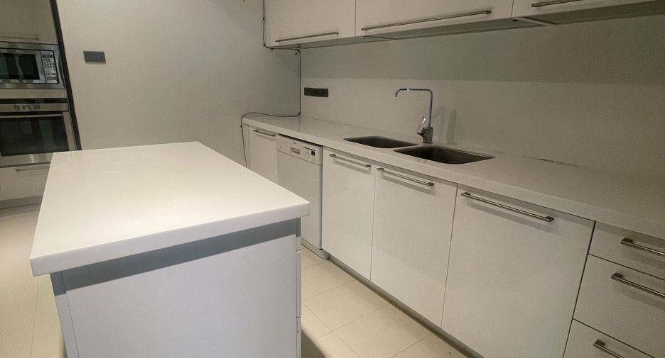 For sale 4 bedrooms condo in Khlong Toei, Bangkok