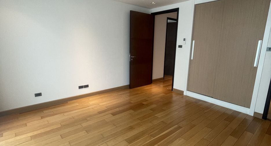 For sale 4 bedrooms condo in Khlong Toei, Bangkok