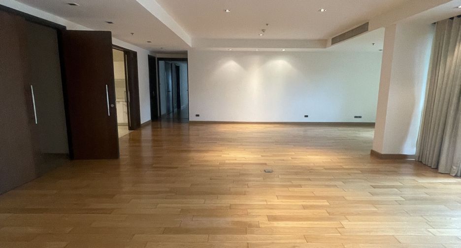 For sale 4 bedrooms condo in Khlong Toei, Bangkok