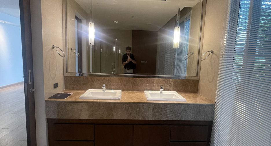 For sale 4 bedrooms condo in Khlong Toei, Bangkok