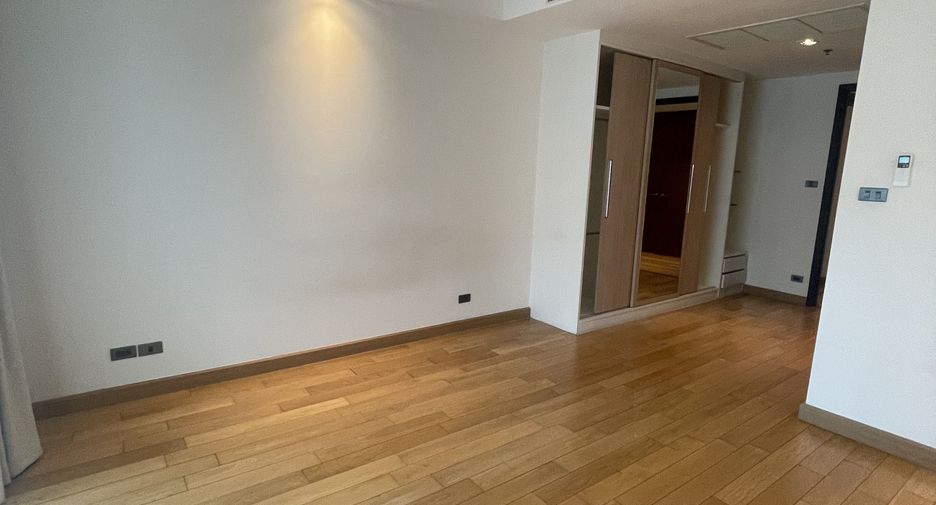 For sale 4 bedrooms condo in Khlong Toei, Bangkok