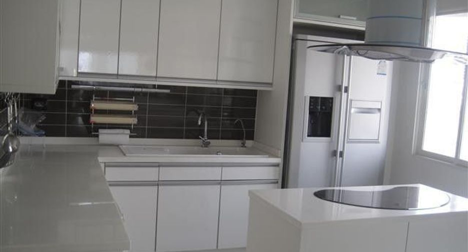 Condo en alquiler de 3 habitaciones en Khlong Toei, Bangkok