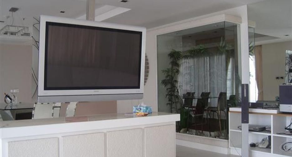 Condo en alquiler de 3 habitaciones en Khlong Toei, Bangkok