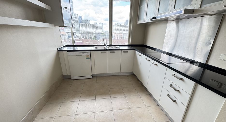 For rent 4 bedrooms condo in Watthana, Bangkok