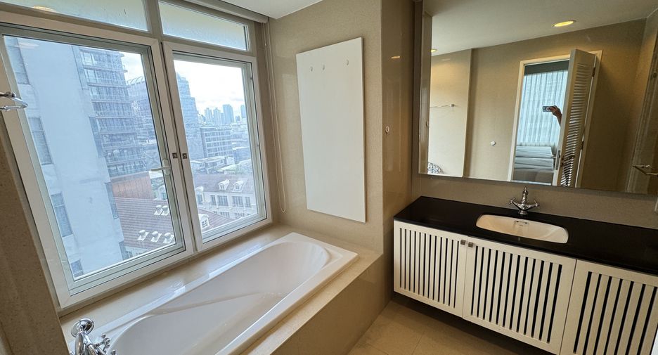 For rent 4 bedrooms condo in Watthana, Bangkok