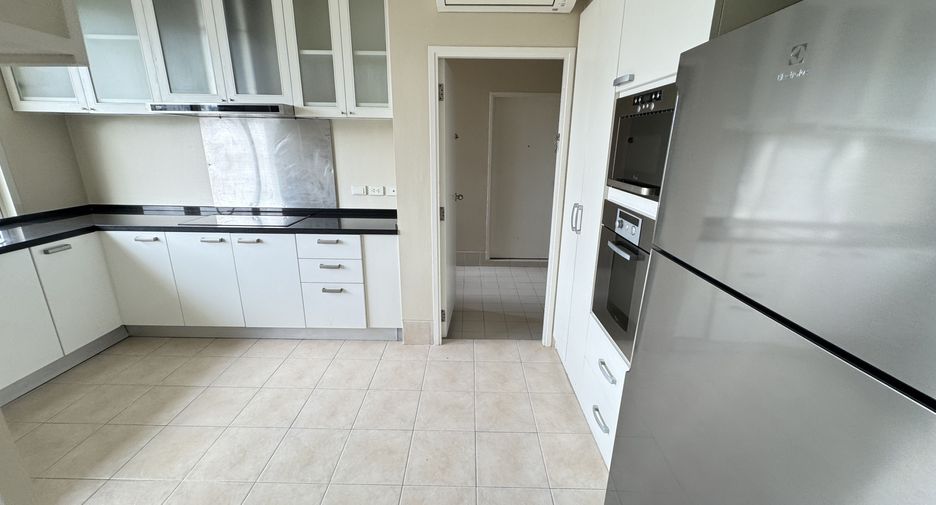 For rent 4 bedrooms condo in Watthana, Bangkok