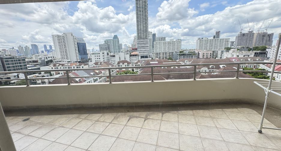 For rent 4 bedrooms condo in Watthana, Bangkok