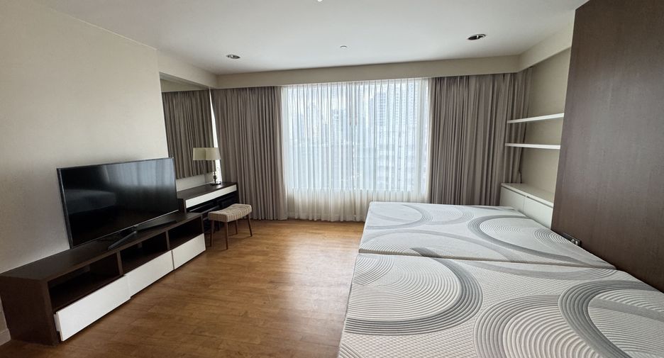 For rent 4 bedrooms condo in Watthana, Bangkok