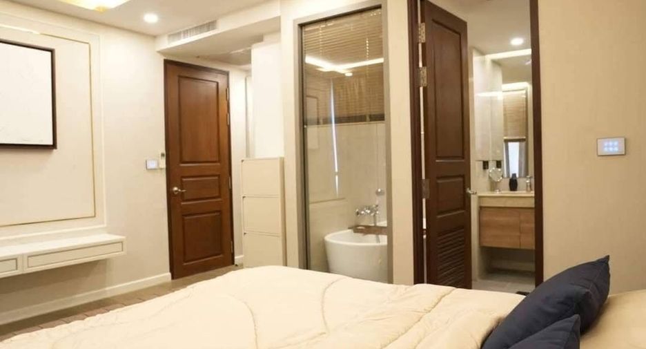 For rent 2 bedrooms condo in Huai Khwang, Bangkok