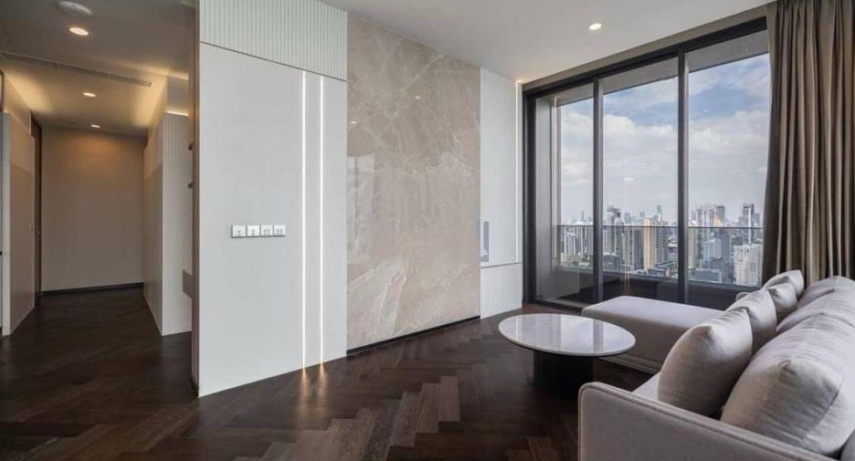 For sale 3 bedrooms condo in Khlong Toei, Bangkok