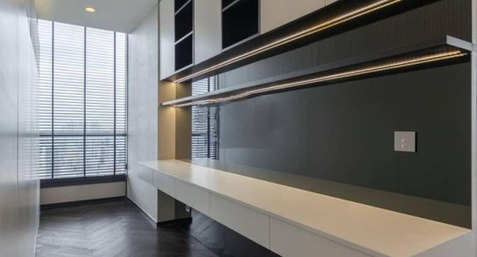 For sale 3 bedrooms condo in Khlong Toei, Bangkok