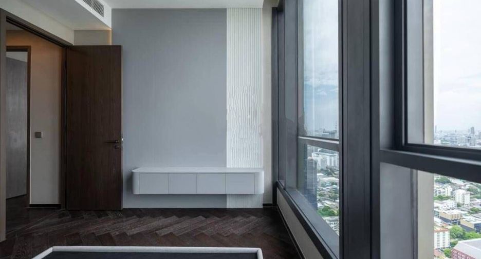 For sale 3 bedrooms condo in Khlong Toei, Bangkok