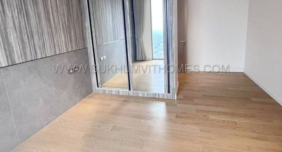 For rent 4 bedrooms condo in Khlong San, Bangkok