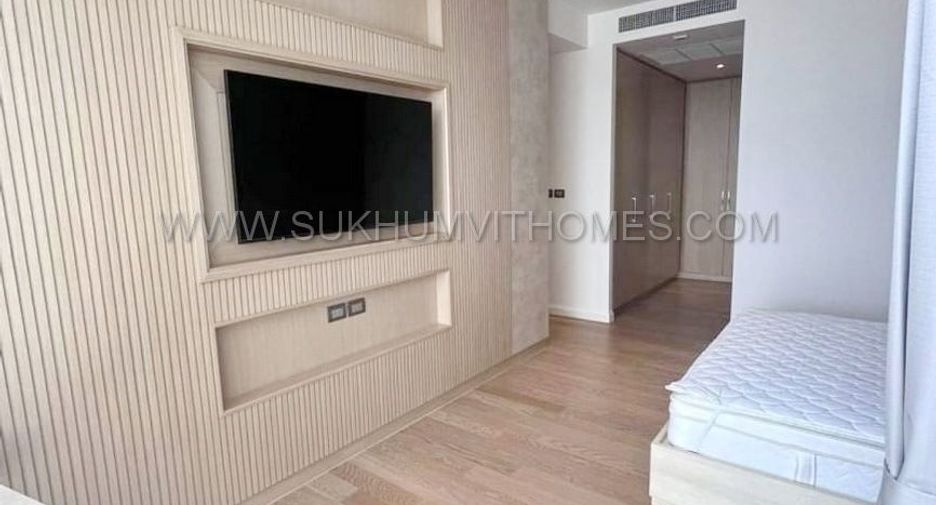 For rent 4 bedrooms condo in Khlong San, Bangkok