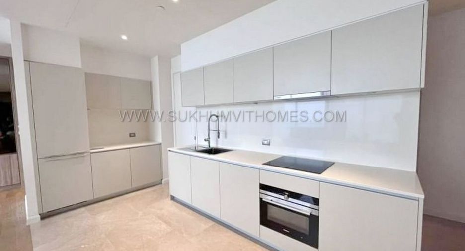 For rent 4 bedrooms condo in Khlong San, Bangkok