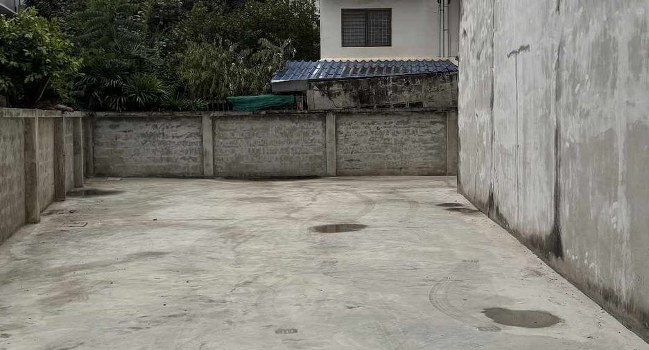 For rent 3 bedrooms retail Space in Bang Khun Thian, Bangkok