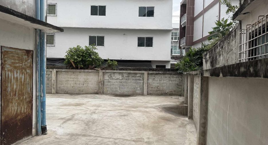 For rent 3 bedrooms retail Space in Bang Khun Thian, Bangkok