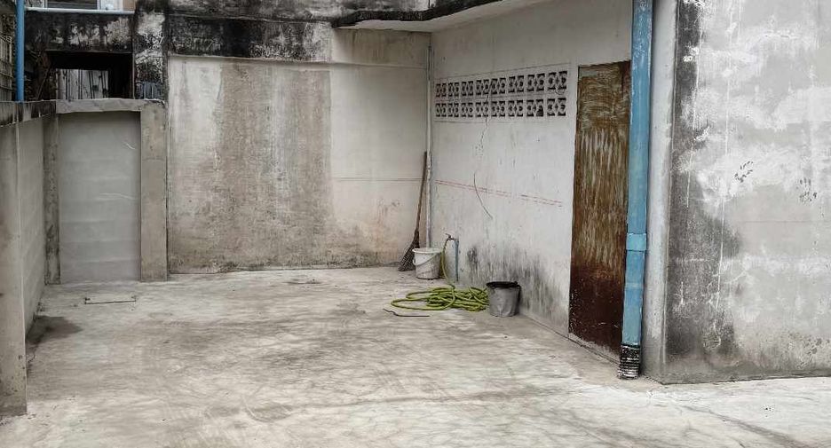 For rent 3 bedrooms retail Space in Bang Khun Thian, Bangkok