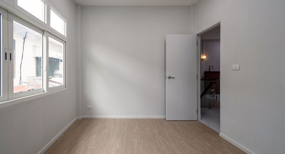 Casa adosada en venta de 3 habitaciones en Huai Khwang, Bangkok