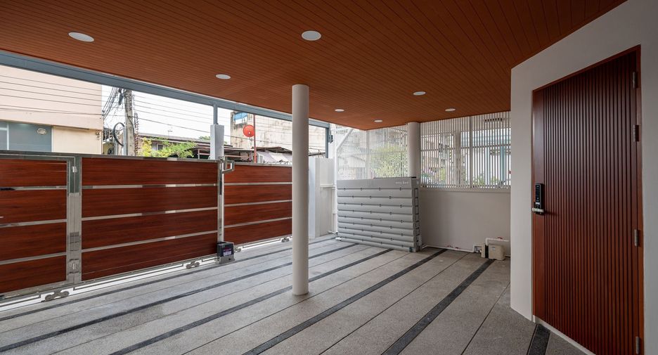 Casa adosada en venta de 3 habitaciones en Huai Khwang, Bangkok