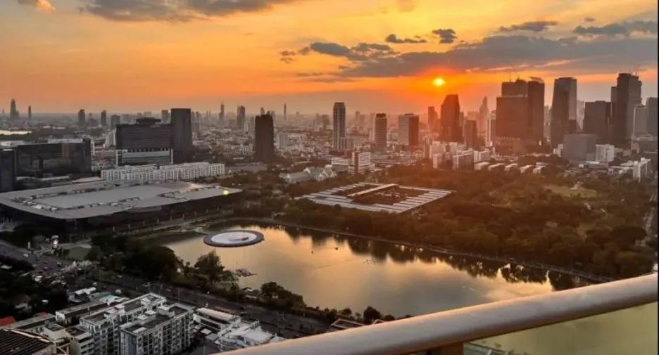 For rent 3 bedrooms condo in Khlong Toei, Bangkok