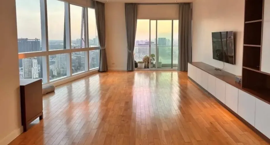 For rent 3 bedrooms condo in Khlong Toei, Bangkok