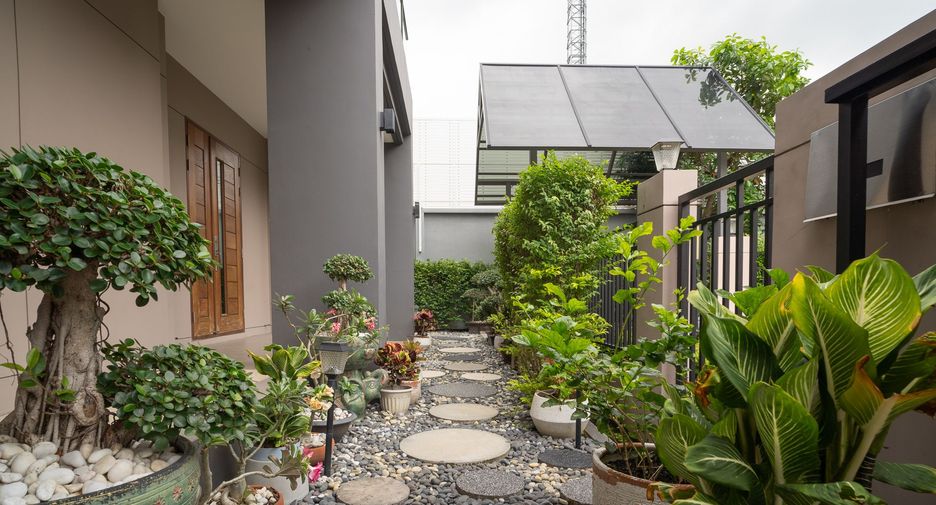 For sale and for rent 3 bedrooms house in Saphan Sung, Bangkok